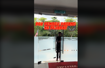 POV: Pembeli datang ke pejabat