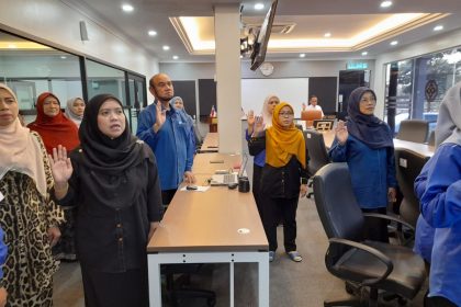 Menyanyikan lagu Negaraku, Melaka Maju Jaya dan bacaan Ikrar