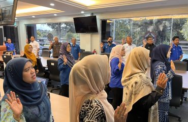 Menyanyikan lagu Negaraku, Melaka Maju Jaya dan Lafaz Ikrar Rukun Negara