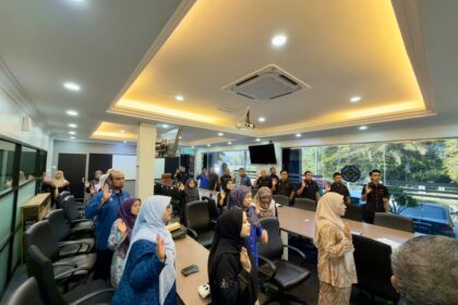 Nyanyian lagu Negaraku, Melaka Maju Jaya, Pertam Gemilang dan Ikrar Rukun Negara pada setiap hari Isnin 2