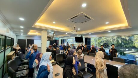 2 Nyanyian lagu Negaraku, Melaka Maju Jaya, Pertam Gemilang dan Ikrar Rukun Negara pada setiap hari Isnin 2