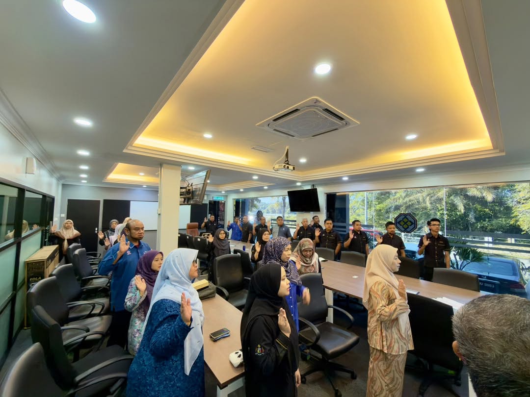 Nyanyian lagu Negaraku, Melaka Maju Jaya, Pertam Gemilang dan Ikrar Rukun Negara pada setiap hari Isnin 2
