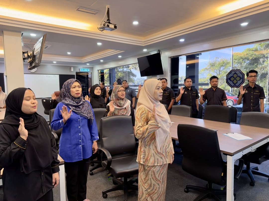 Nyanyian lagu Negaraku, Melaka Maju Jaya, Pertam Gemilang dan Ikrar Rukun Negara pada setiap hari Isnin 1