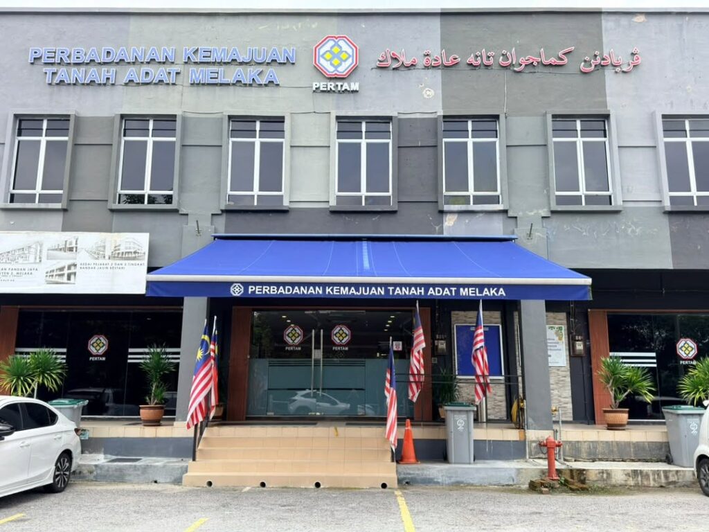 Pemasangan Bendera Malaysia di sekitar pejabat Pertam Melaka 2