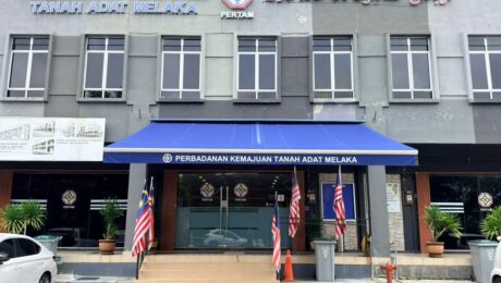 Pemasangan Bendera Malaysia di sekitar pejabat Pertam Melaka 2