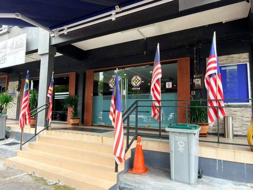 Pemasangan Bendera Malaysia di sekitar pejabat Pertam Melaka