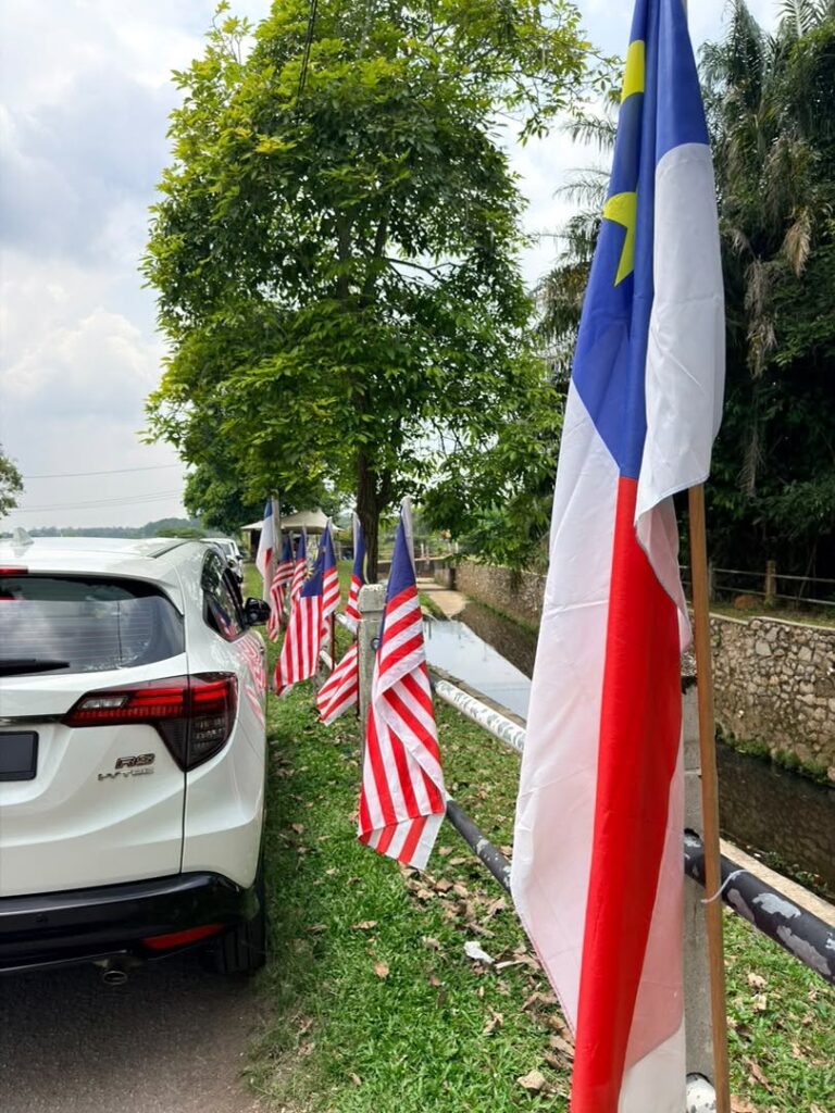 Pemasangan Bendera Malaysia di sekitar pejabat Pertam Melaka 3