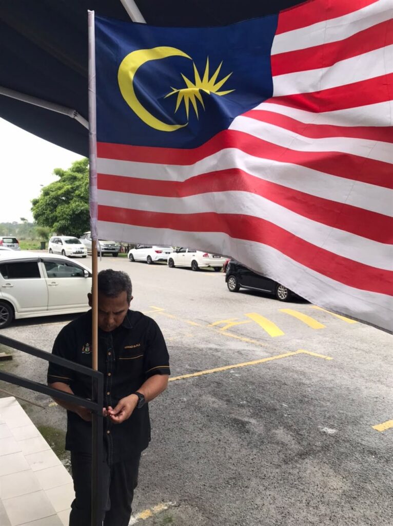 Pemasangan Bendera Malaysia di sekitar pejabat Pertam Melaka 5