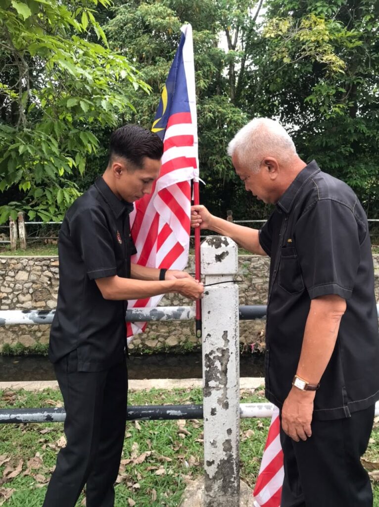 Pemasangan Bendera Malaysia di sekitar pejabat Pertam Melaka 4